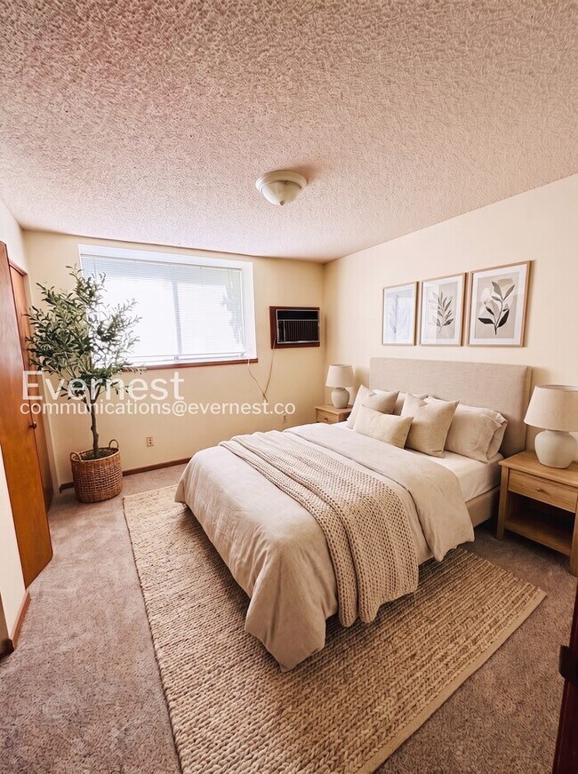 Building Photo - 2 Bed, 1 Bath Condo with Modern Amenities / Available Soon!