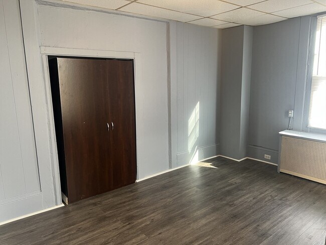 Building Photo - 8 E Main St
