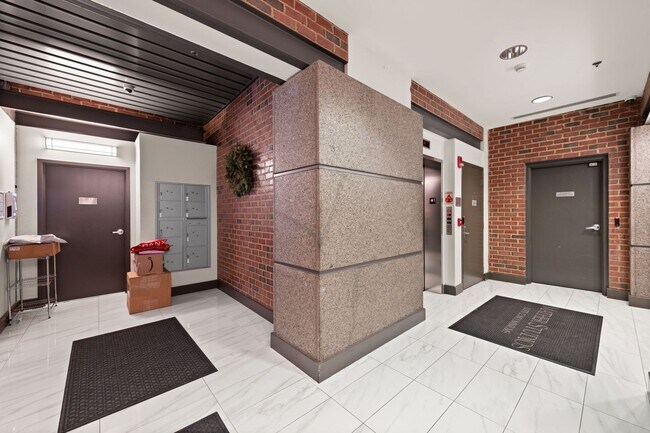 Building Photo - 916 G St NW