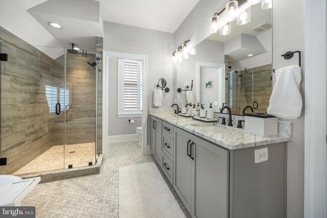 Building Photo - 323 S West St