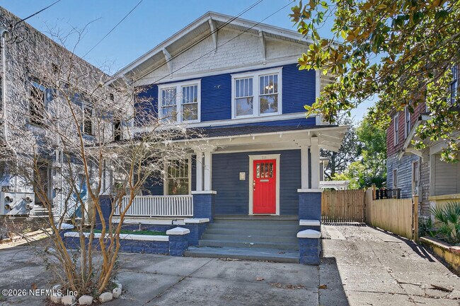 Building Photo - 310 W 10th St