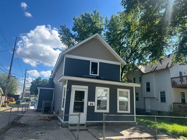 Primary Photo - 816-18 1/2 18 1/2 Ave NE