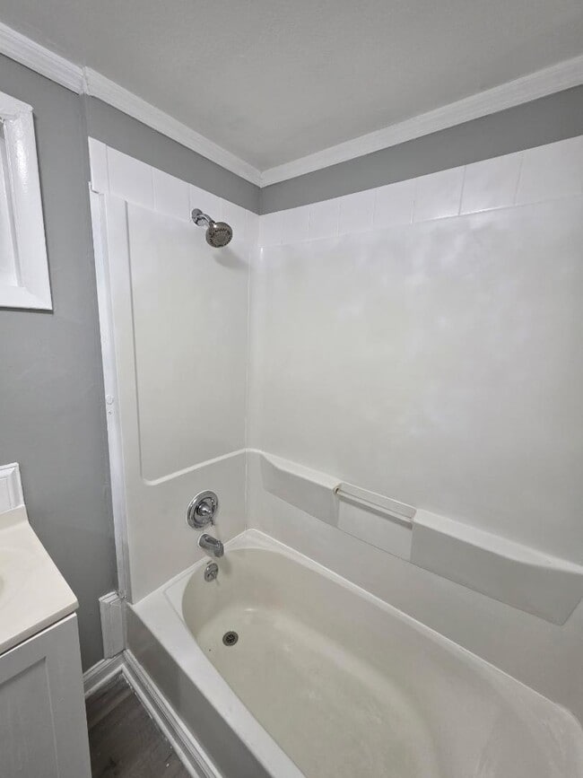 Building Photo - 204 Elizabeth Ave