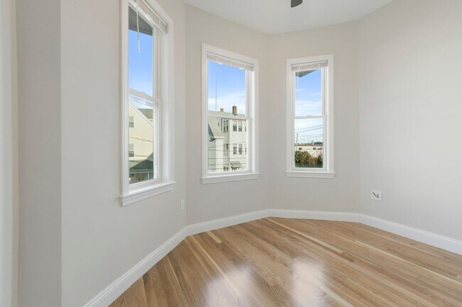 Building Photo - Renovated 4 bed 2 bath in Brighton!!!