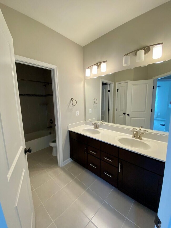 Building Photo - Charming 3-bedroom, 2.5-bathroom Townhouse