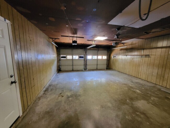 Building Photo - 2110 Redbud Ln