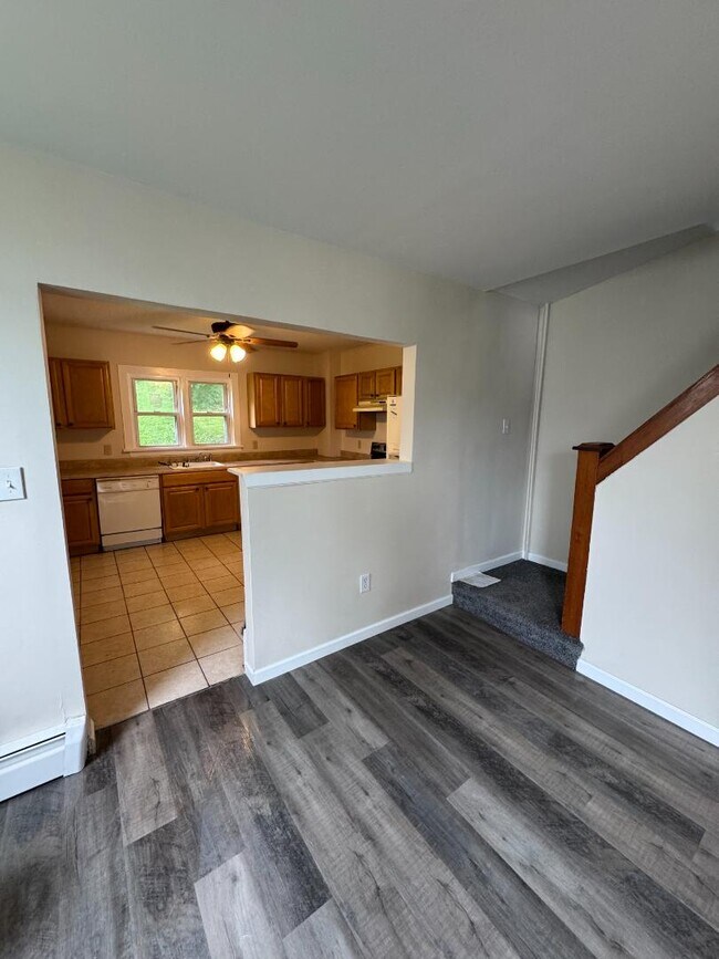 Building Photo - 105 E Railroad St