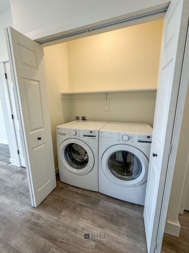 Building Photo - BRAND NEW Pet Friendly 2 bed/ 2 bath apartment!