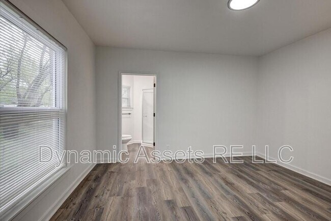 Building Photo - 510 W 3rd St