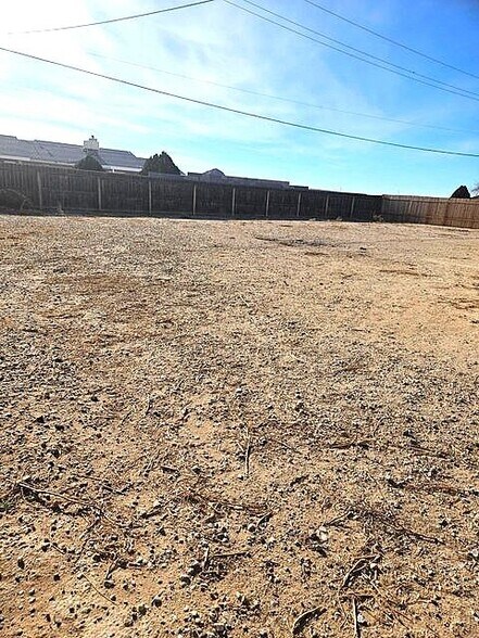 Building Photo - 10648 Peach Ave