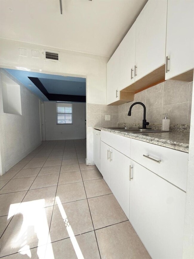 Building Photo - 1832 NE 49th St