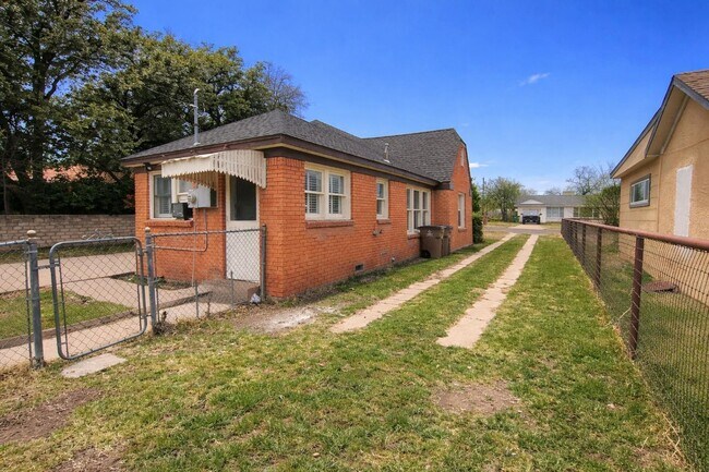 Building Photo - 2425 Waco St
