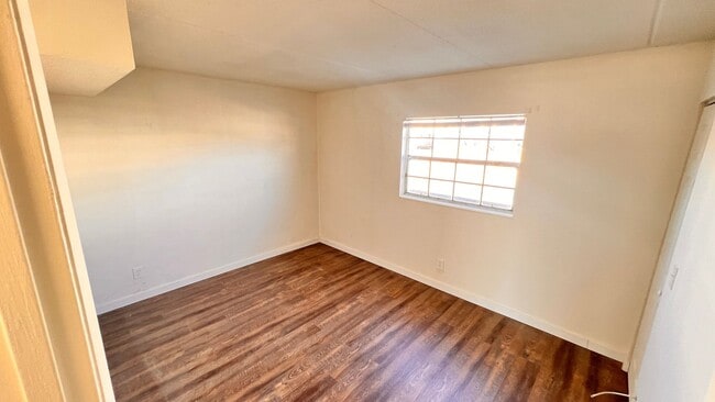 Building Photo - Fresh Paint, New Floors, 2/1 Available NOW