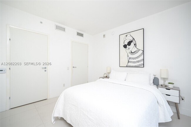 Building Photo - 1300 Brickell Bay Dr