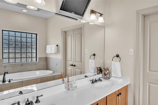 Building Photo - 2318 Camden Dr