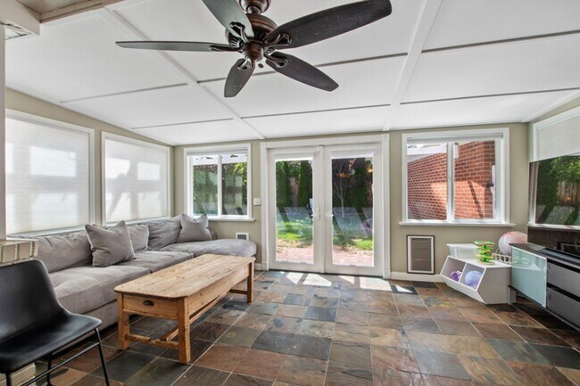 Building Photo - Old Southwest 2 bed / 1 bath / 1 car garage REMODELED & Move In Ready