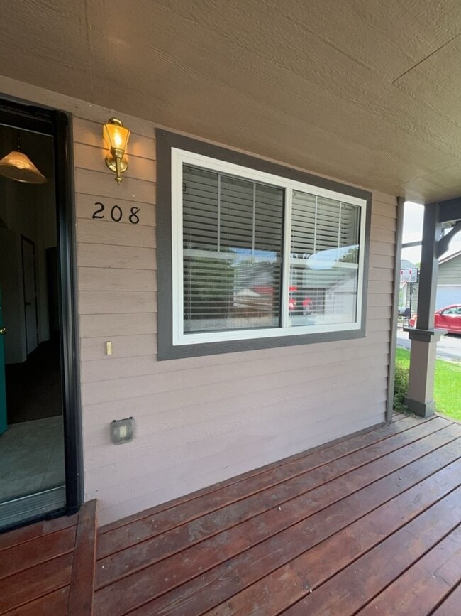 Building Photo - Centrally Located - 3 Bed - 2 Bath - Fenced Yard