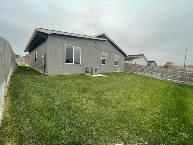 Building Photo - Spacious 3 Bedroom Home with Oversized Primary Suite near Webb & Pawnee