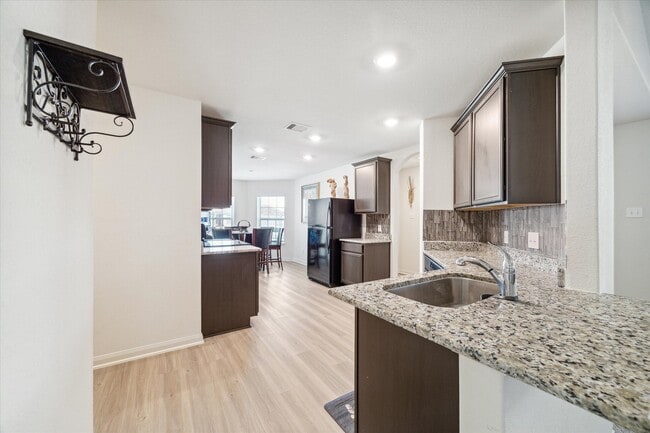 Building Photo - 15214 Central Lakes Dr