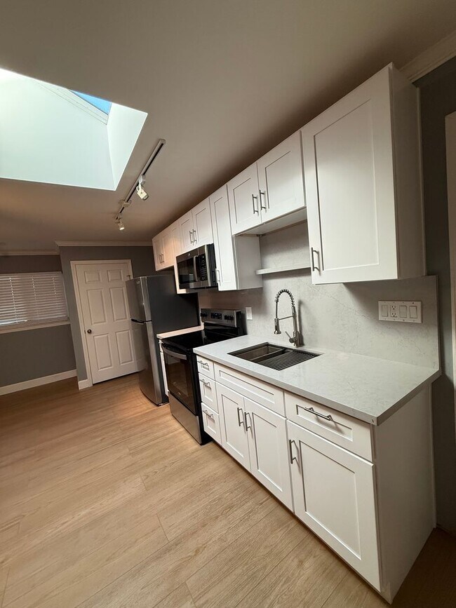 Building Photo - 33 Mary Ct