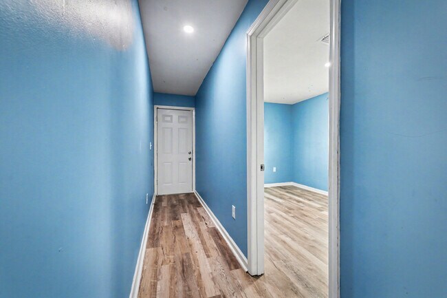 Building Photo - 250 Vernis Ave