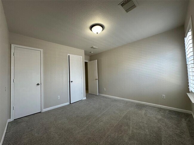 Building Photo - 318 Remington Heights Dr