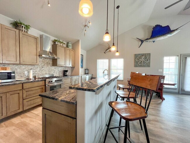 Building Photo - 4037 Summit Dr