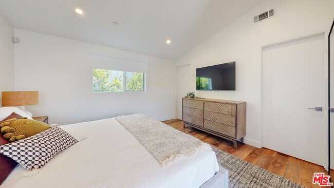 Building Photo - 547 N W Knoll Dr