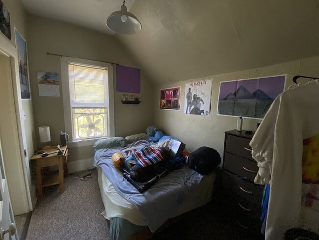 Building Photo - 2 bed 1 bath apartment available June 1st!
