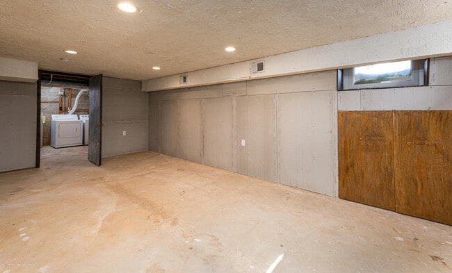 Building Photo - 140 Primrose Ln