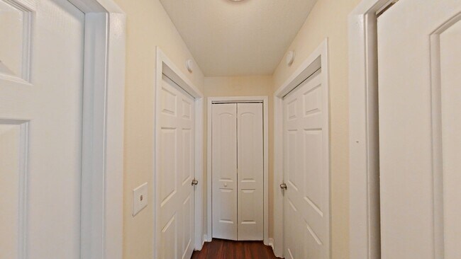 Building Photo - 921 E Poinsettia Ave