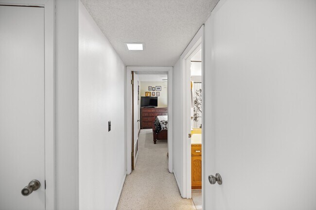 Building Photo - 206 Cedar Ridge Way