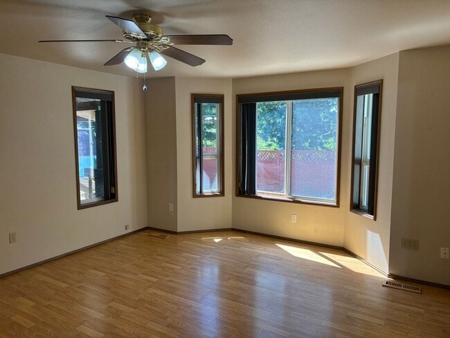 Building Photo - 3233 Jeri Dr NE