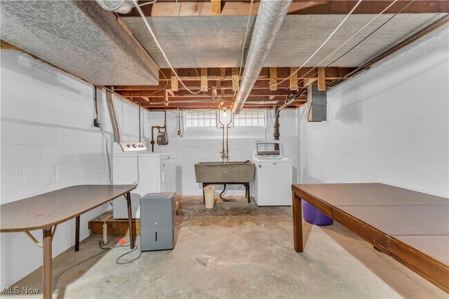 Building Photo - 25731 Farringdon Ave