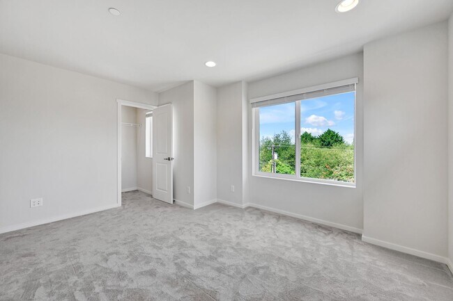 Building Photo - 4 Bed 3 Bath Townhouse for Rent!