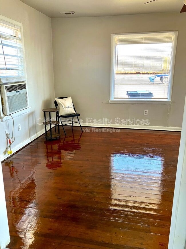 Building Photo - 137 SE 1st St