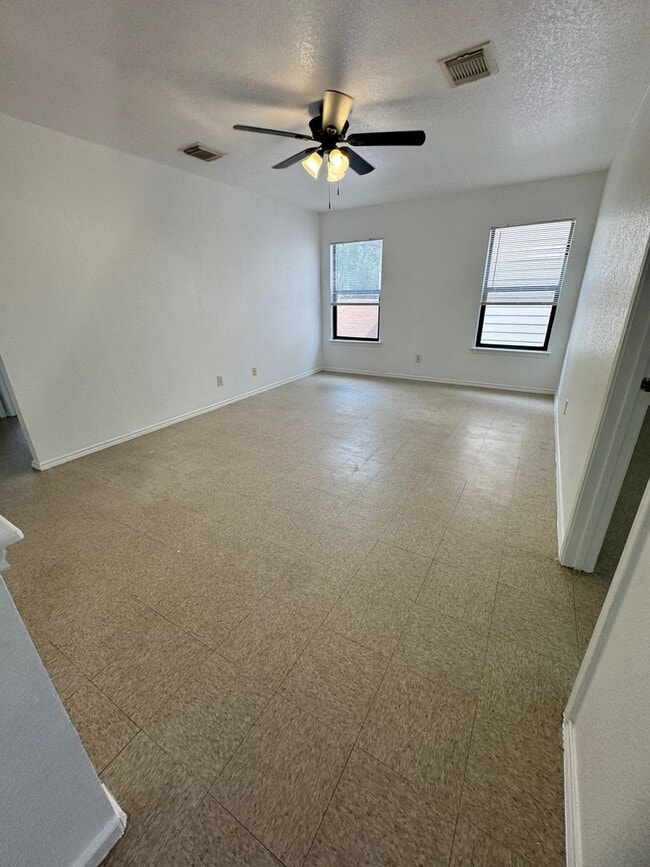 Building Photo - Spacious 3-Bedroom Home in Prime Location ...