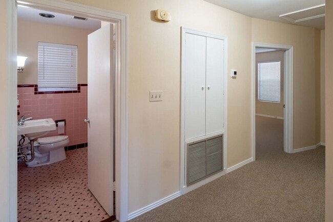 Building Photo - 2818 Lakeshore Dr