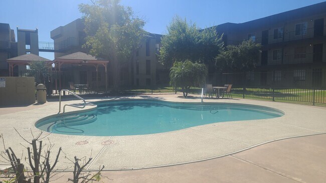 Building Photo - 1 bedroom 1-Bath Condo  Bldg. 6 Unit #333 Gated Community