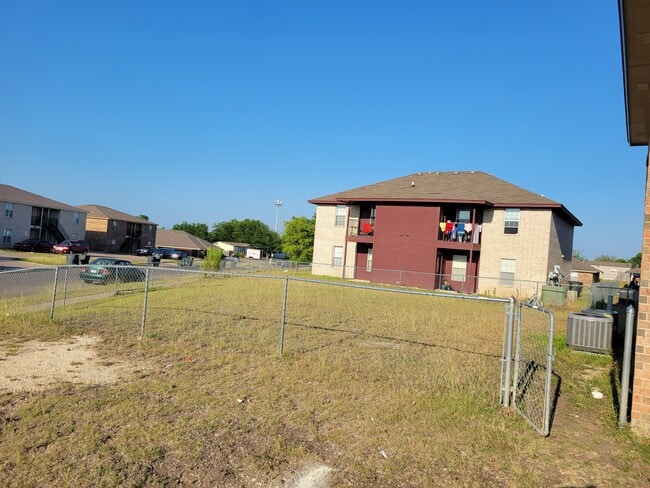 Building Photo - 3200 Hereford Ln