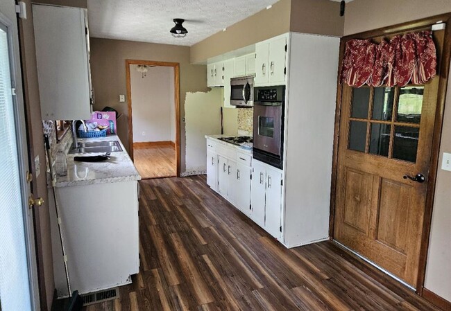 Building Photo - Cumberland Gap / Harrogate 37724 - Horse Friendly, 4 bedroom, 2 bath home with stable - Contact B...