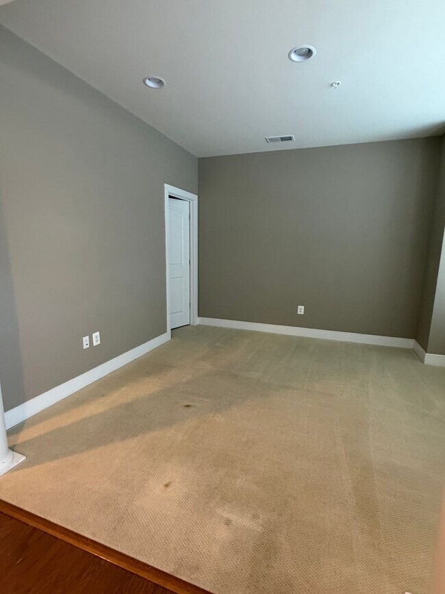 Building Photo - 4 LEVEL TOWNHOUSE WITH 2 CAR GARAGE, WALKING DISTANCE TO DOWNTOWN CROWN