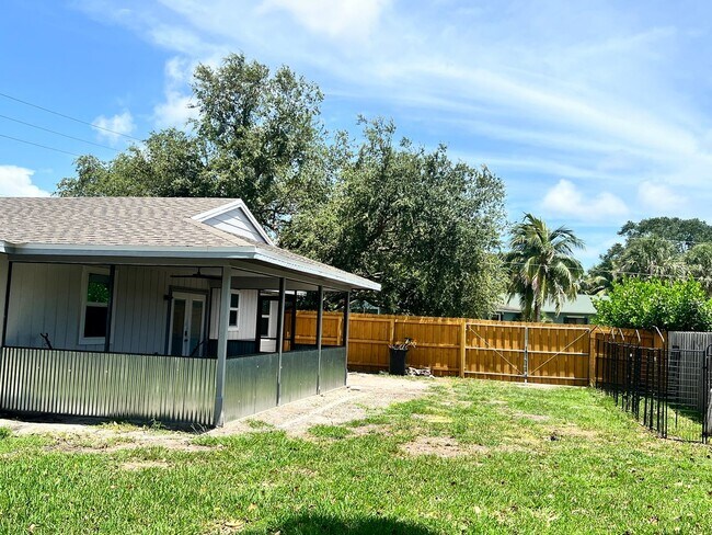 Building Photo - NEWLY RENOVATED 3 BEDROOM 2 BATH HOME- TIL...