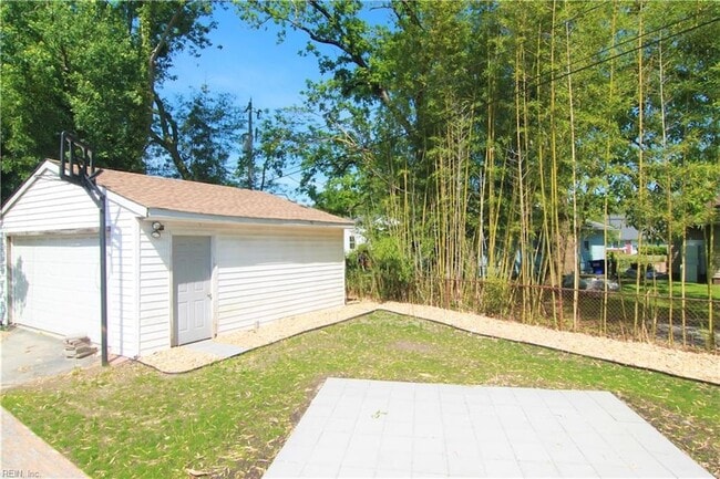 Building Photo - 1744 N Lakeland Dr
