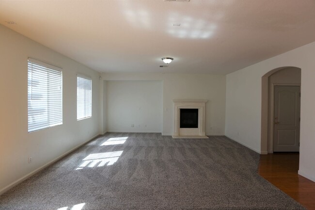 Building Photo - Spacious family home