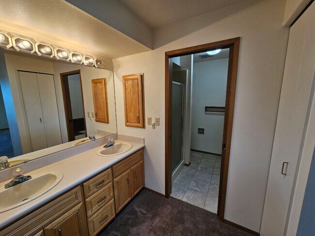 Building Photo - 4 Bed 2.5 Bath Kirkland - Lake WA Schools