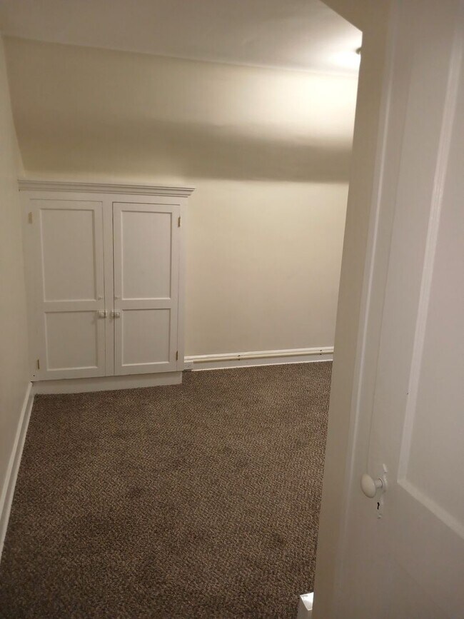 Building Photo - 4 bedroom 2 full baths Upper Northside Youngstown