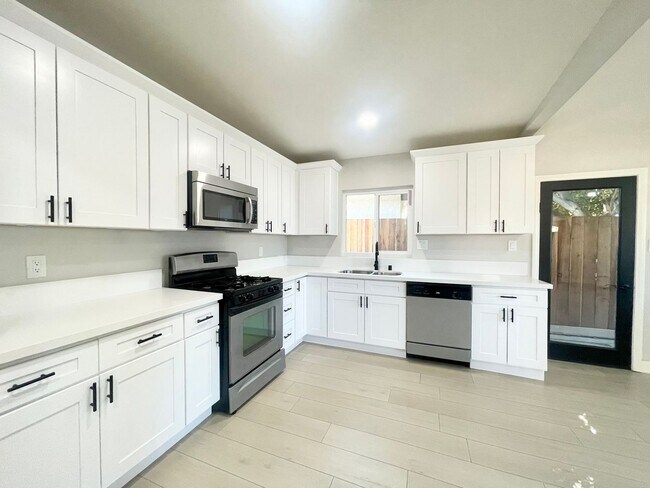 Building Photo - COMING SOON!! 3 Bedroom/ 1 Bathroom HOME in Desert Hot Springs!!