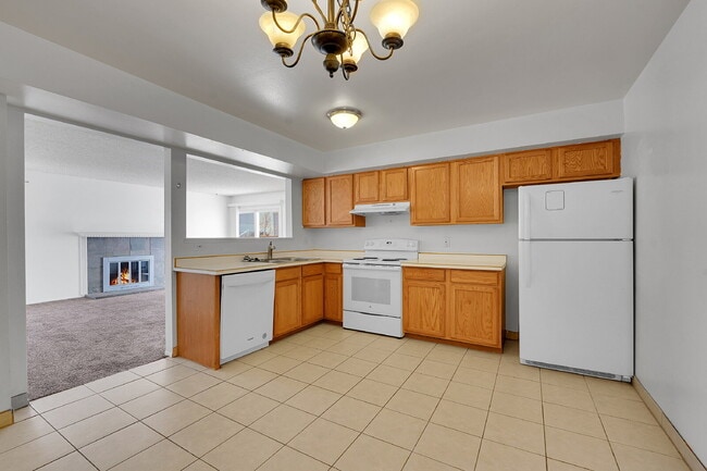 Building Photo - $2,200 - 3 Bed 3 Bath Home with 2 Primary ...