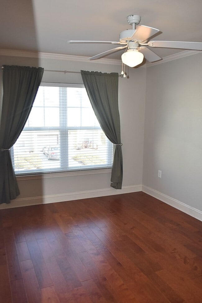 Building Photo - Freshly updated 3 Bedroom 2.5 Bath Townhouse 1 Car Garage available 3/1